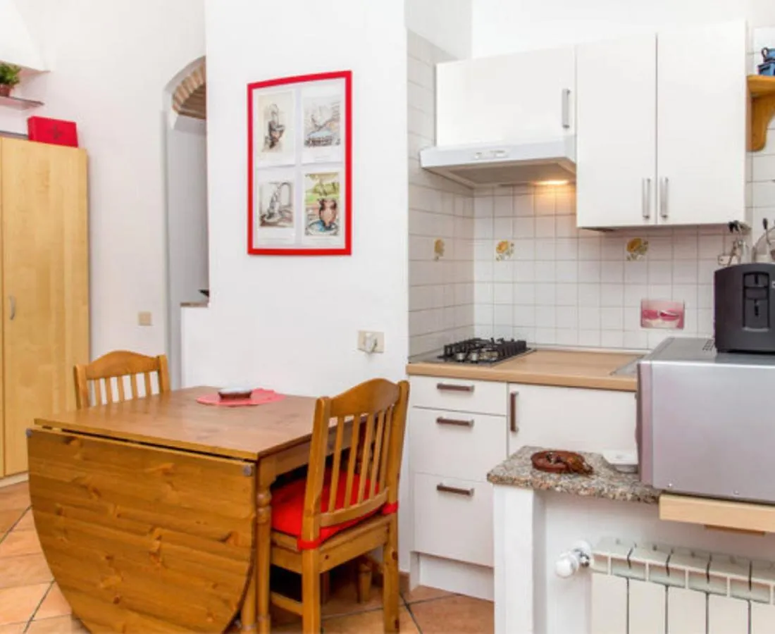 Charming Studio Near The Colosseum In Rome 45 M² With Balcony