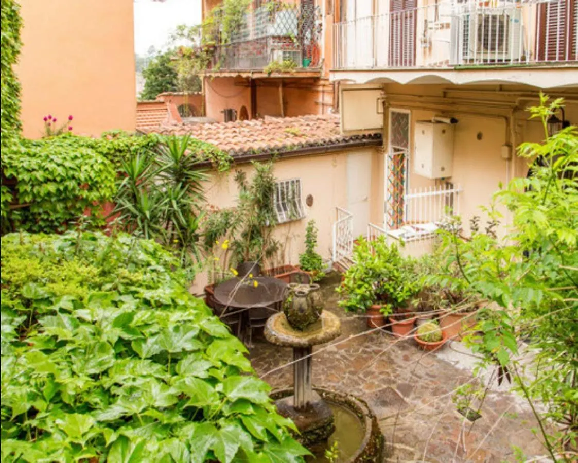 Charming Studio Near The Colosseum In Rome 45 M² With Balcony איטליה