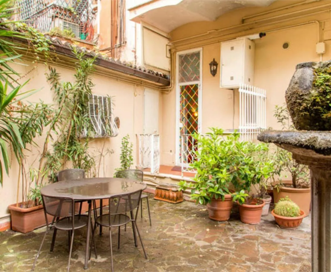 Charming Studio Near The Colosseum In Rome 45 M² With Balcony 0*,  Italia
